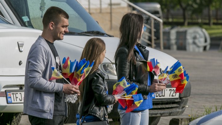 Young Democrats gifted thousands of flags to citizens of Chisinau (PHOTOREPORT)