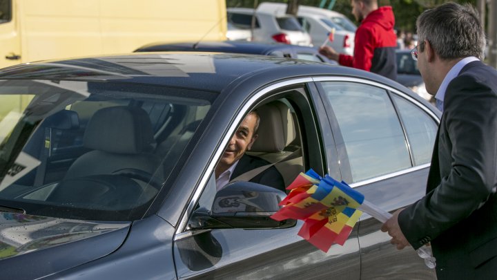 Young Democrats gifted thousands of flags to citizens of Chisinau (PHOTOREPORT)