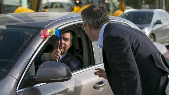 Young Democrats gifted thousands of flags to citizens of Chisinau (PHOTOREPORT)