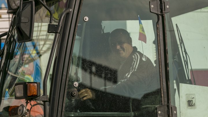 Young Democrats gifted thousands of flags to citizens of Chisinau (PHOTOREPORT)