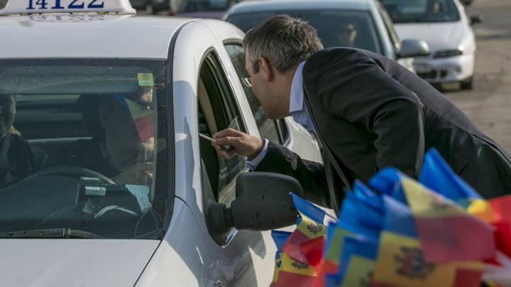 Young Democrats gifted thousands of flags to citizens of Chisinau (PHOTOREPORT)