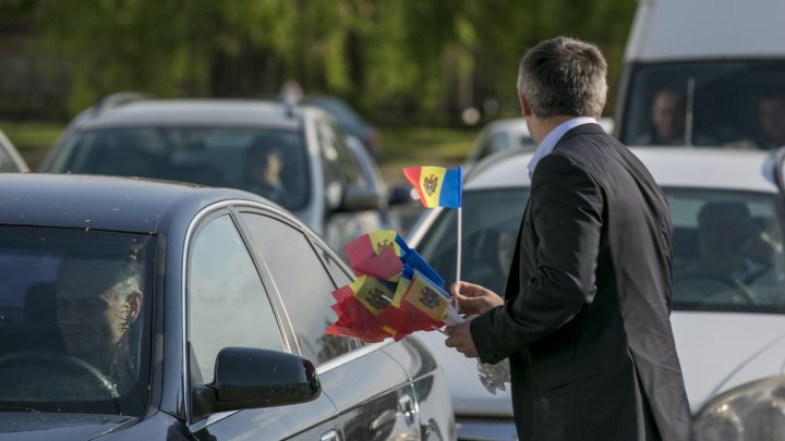 Young Democrats gifted thousands of flags to citizens of Chisinau (PHOTOREPORT)