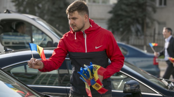 Young Democrats gifted thousands of flags to citizens of Chisinau (PHOTOREPORT)