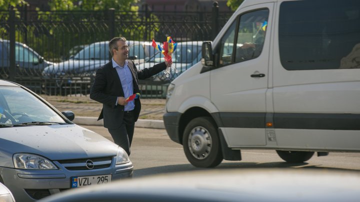 Young Democrats gifted thousands of flags to citizens of Chisinau (PHOTOREPORT)