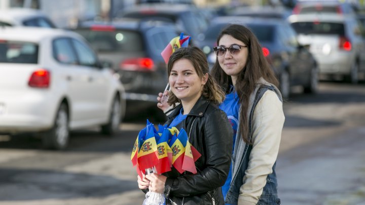 Young Democrats gifted thousands of flags to citizens of Chisinau (PHOTOREPORT)