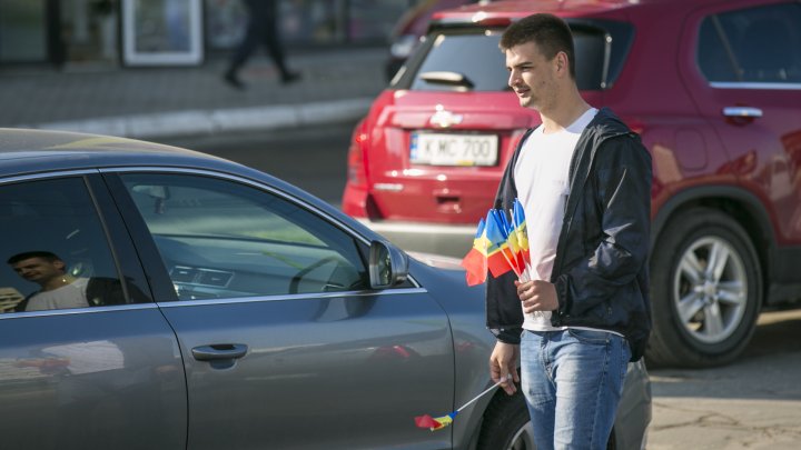 Young Democrats gifted thousands of flags to citizens of Chisinau (PHOTOREPORT)