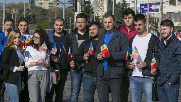 Young Democrats gifted thousands of flags to citizens of Chisinau (PHOTOREPORT)