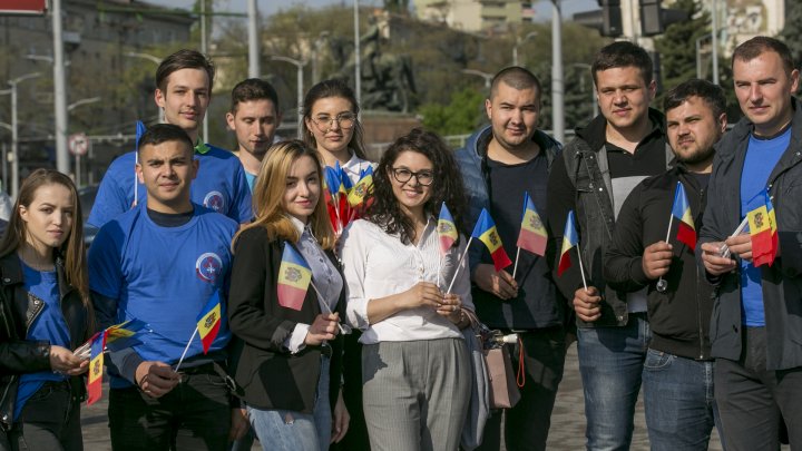 Young Democrats gifted thousands of flags to citizens of Chisinau (PHOTOREPORT)