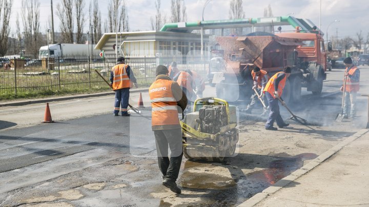 Potholes on roads repaired in Capital (photoreport)