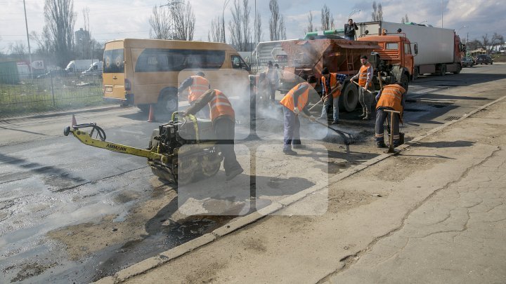 Potholes on roads repaired in Capital (photoreport)