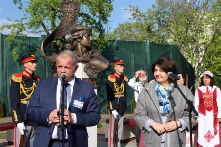 Francysk Skaryna bust unveiled in Chisinau. Ceremony attended by Minister Monica Babuc