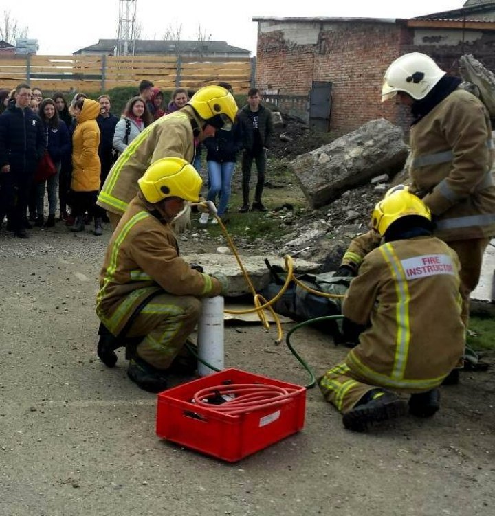 Hundreds of pupils receive safety lesson from IGSU rescuers and firefighters (Video)