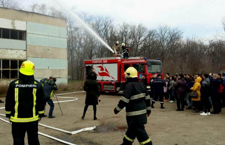 Hundreds of pupils receive safety lesson from IGSU rescuers and firefighters (Video)
