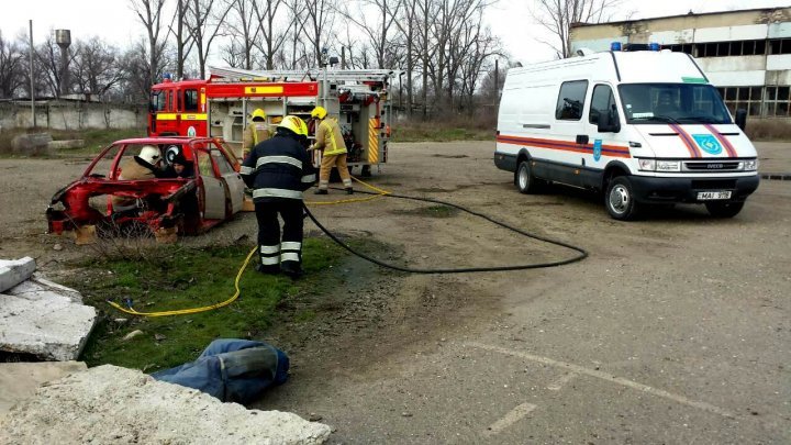 Hundreds of pupils receive safety lesson from IGSU rescuers and firefighters (Video)