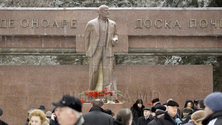 148 years since birth of Vladimir Lenin. Communists laid flowers at monument of historic leader 