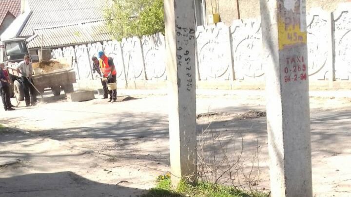 Image of day: Cement and shovel, this's how workers repair our roads 