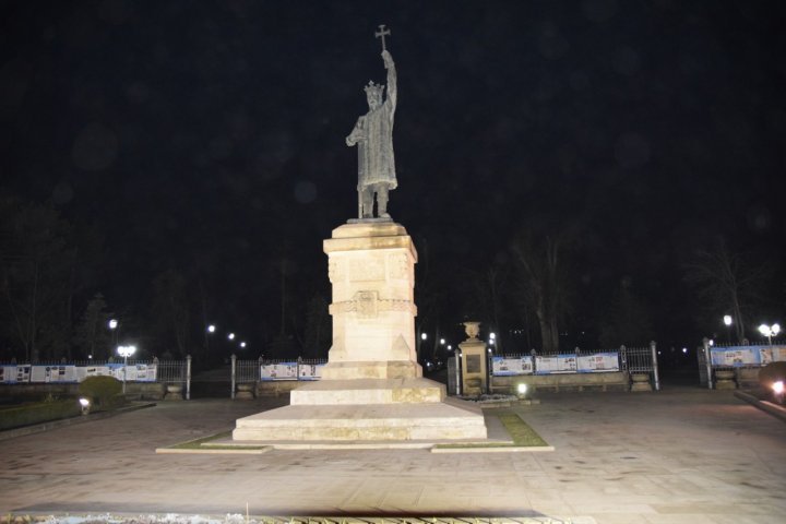 What did man steal from Stefan cel Mare monument?