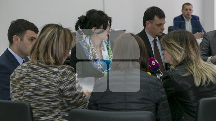 Silvia Radu submits CEC all signatures to run for Mayor of Chisinau 