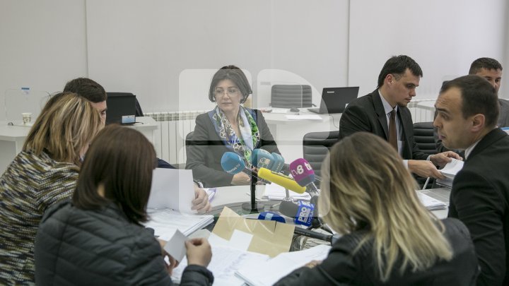 Silvia Radu submits CEC all signatures to run for Mayor of Chisinau 