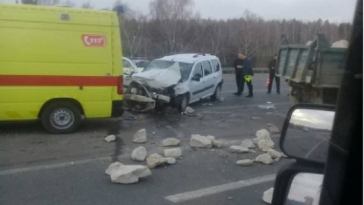 Six policemen urgently hospitalized after grave accident with truck carrying gravel 