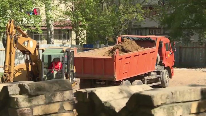 Silvia Radu with inspection, examine construction works as citizens' request in Buiucani 