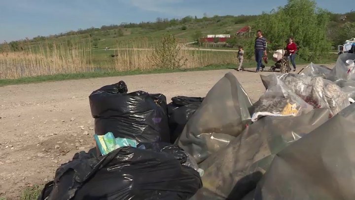 People from Bălţi displeased by local lake becoming a landfill