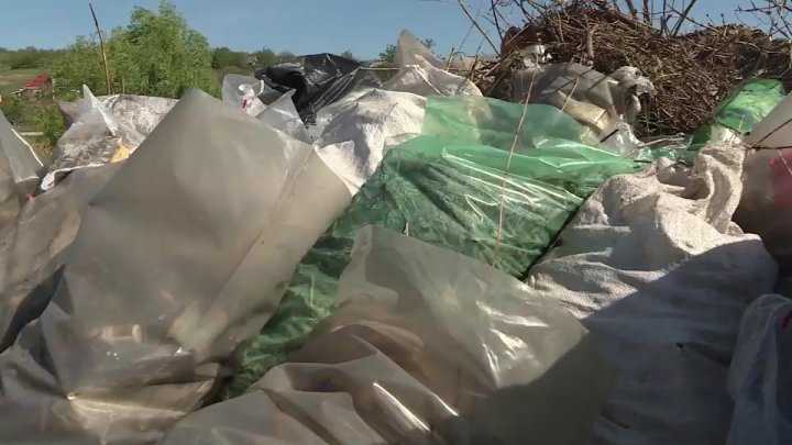 People from Bălţi displeased by local lake becoming a landfill