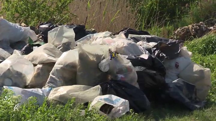 People from Bălţi displeased by local lake becoming a landfill