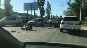 Terrible accident on Uzinelor street from Capital. Motorcyclist hit car (VIDEO)