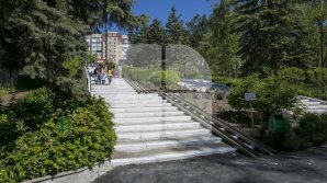 Capital's Zoo was crowded with people. Everyone wished to see the baby crocodile (Photo)
