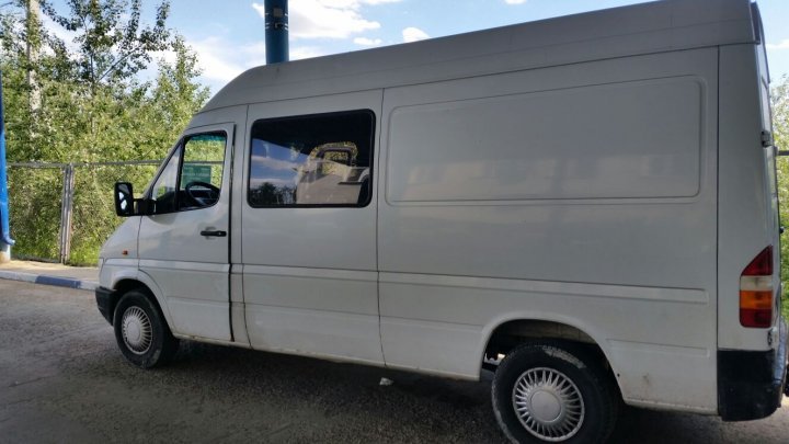 Guns and undeclared cigarettes found at customs. Where did smugglers hid the goods?