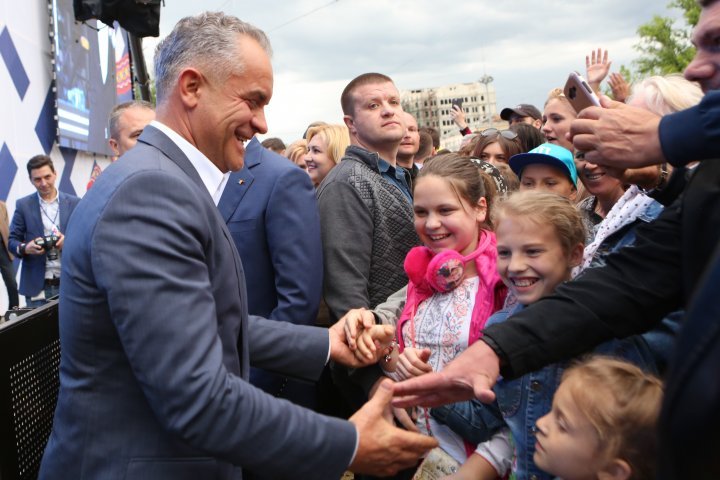 Vlad Plahotniuc was surrounded by people at the concert organized for May 9. Everyone wanted to take a picture