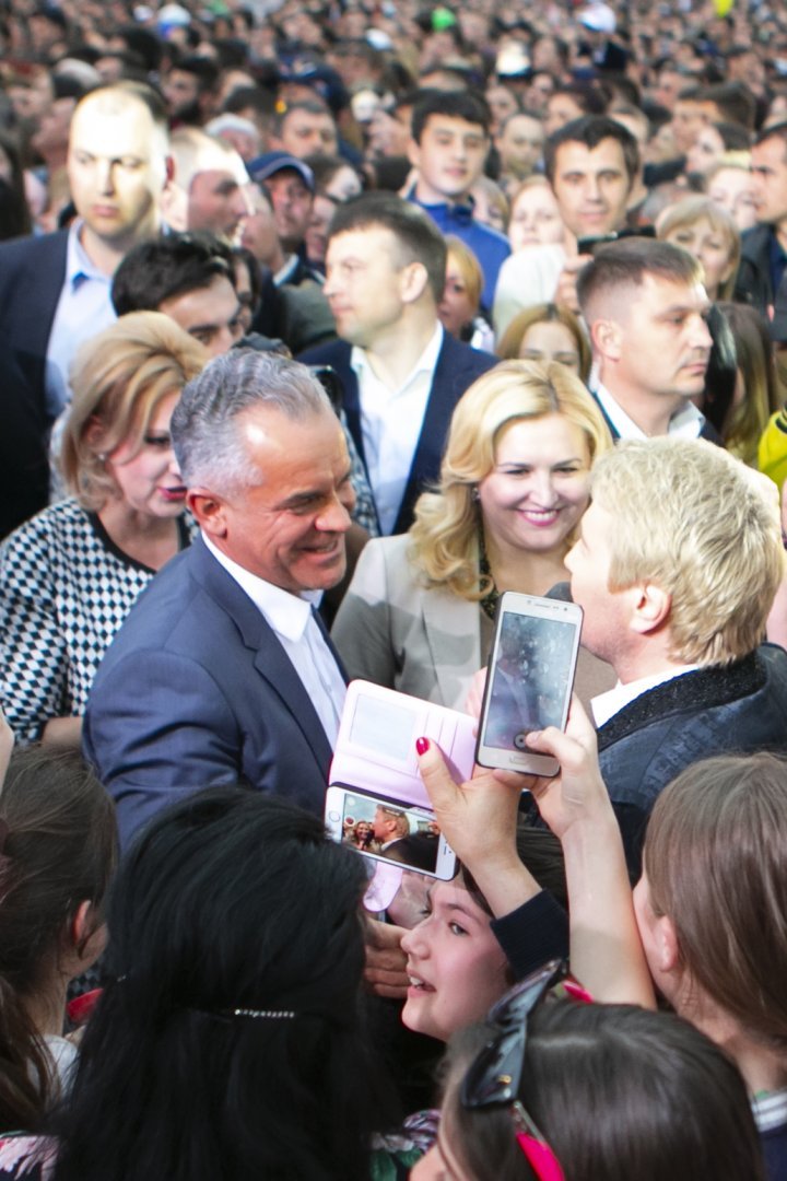 Vlad Plahotniuc was surrounded by people at the concert organized for May 9. Everyone wanted to take a picture