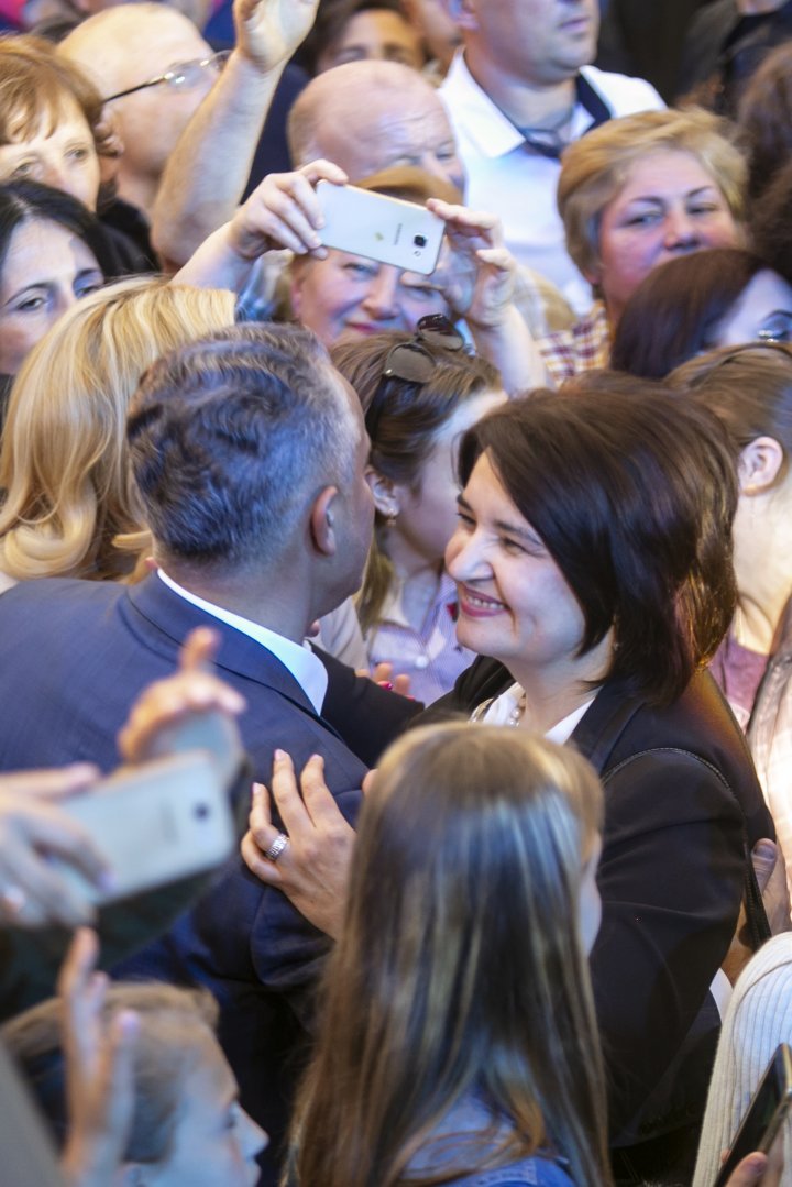 Vlad Plahotniuc was surrounded by people at the concert organized for May 9. Everyone wanted to take a picture