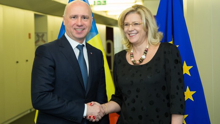 EU Commissioner Corina Crețu is visiting Chisinau. The official will meet with PM Pavel Filip