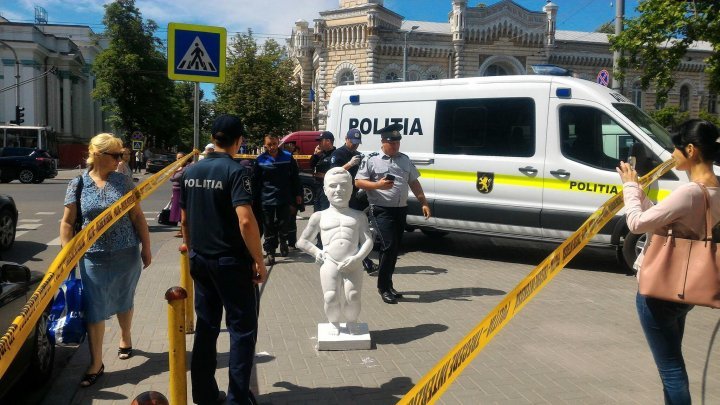 Offbeat protest against Andrei Năstase: Manneken Pis with PPDA leader's head. Reaction of Năstase 