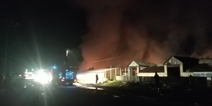 Storage near Straseni bus terminal caught fire. Aftermath in pictures 