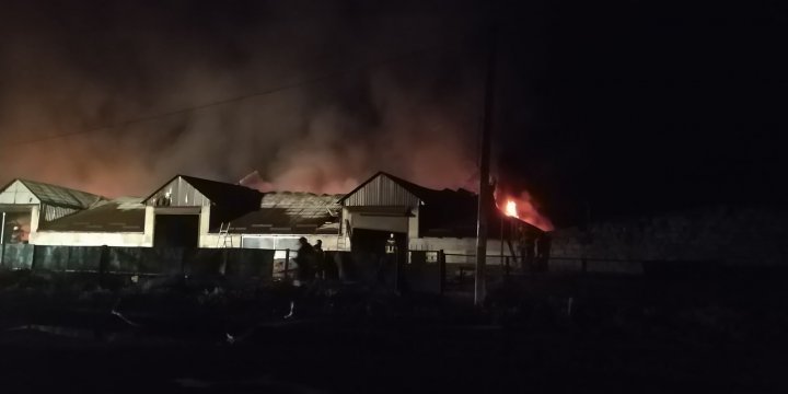 Storage near Straseni bus terminal caught fire. Aftermath in pictures 