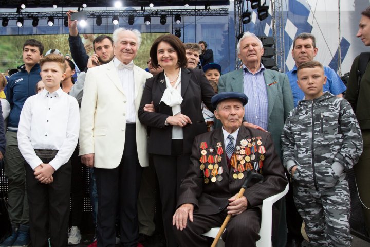 Grand concert held for May 9 in Chisinau. Over 50 000 people came to the event (PHOTOREPORT)