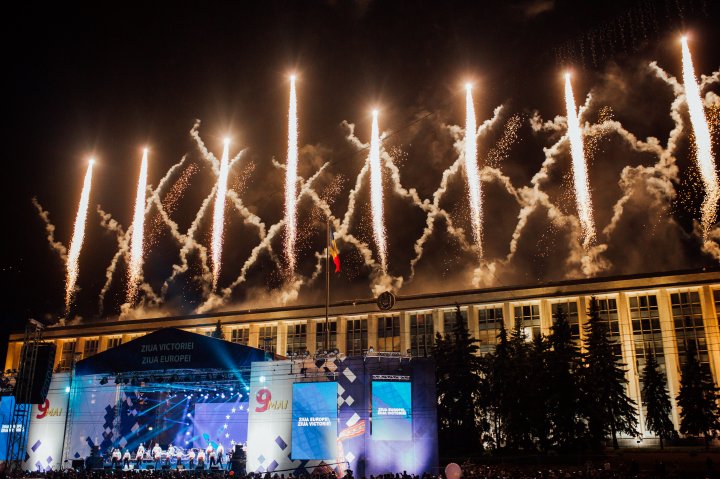 Grand concert held for May 9 in Chisinau. Over 50 000 people came to the event (PHOTOREPORT)
