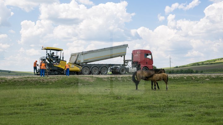 Pavel Filip inspected road repair in Drăguşeni village under Good roads for Moldova