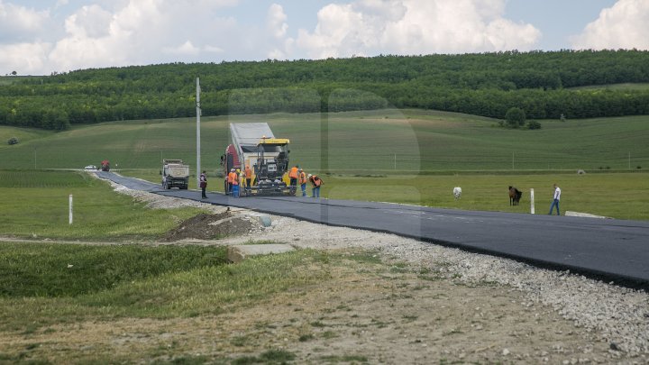 Pavel Filip inspected road repair in Drăguşeni village under Good roads for Moldova