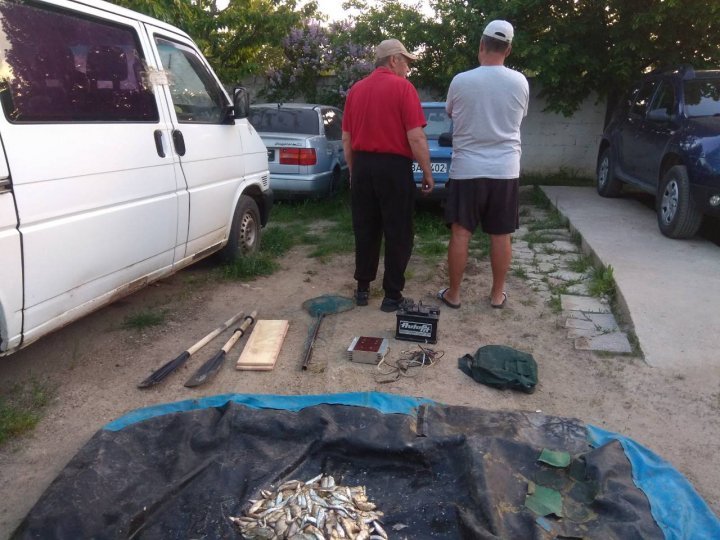 Two poachers were caught fishing on Răut river