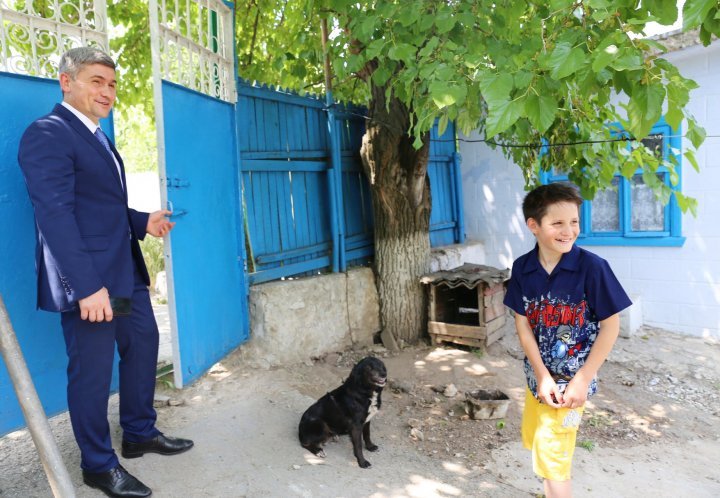 Intern Minister shares impressive meeting with Cristian, the boy sold cherries at market to help his mother 