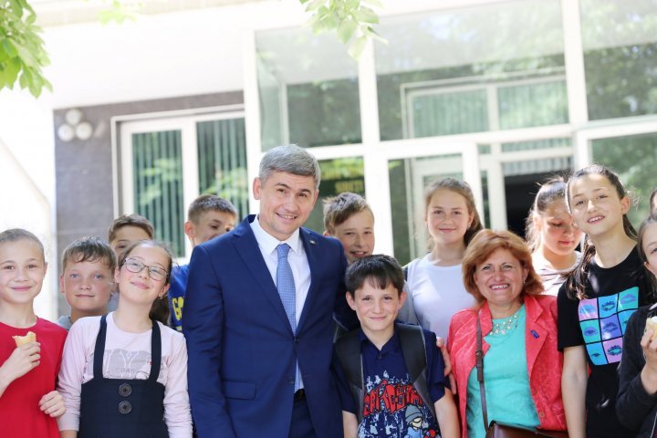 Intern Minister shares impressive meeting with Cristian, the boy sold cherries at market to help his mother