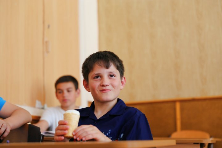 Intern Minister shares impressive meeting with Cristian, the boy sold cherries at market to help his mother 