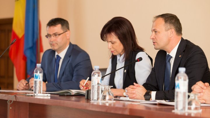 Andrian Candu spoke with mayors, local councilmen and entrepreneurs from Cahul and Cantemir