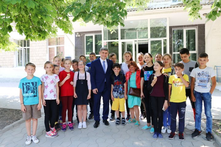 Intern Minister shares impressive meeting with Cristian, the boy sold cherries at market to help his mother