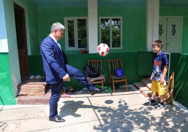 Intern Minister shares impressive meeting with Cristian, the boy sold cherries at market to help his mother 