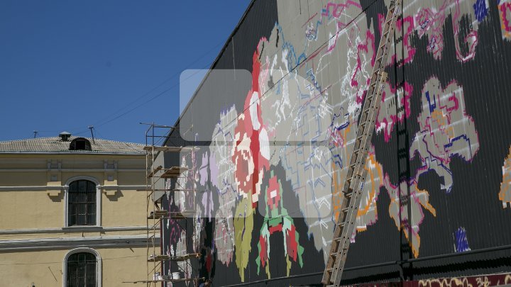 Impressive carpet to be painted on a Capital building